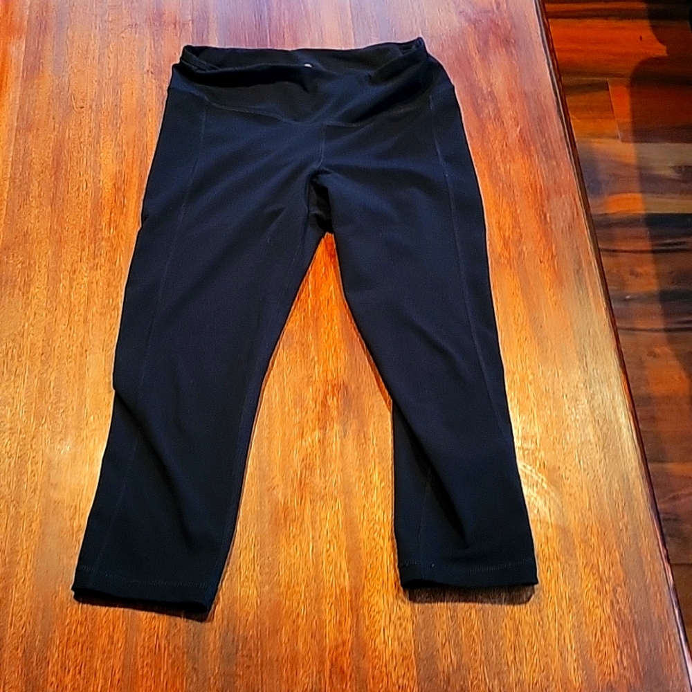 Womens size Small dry fit- Old Navy black cropped workout pants.